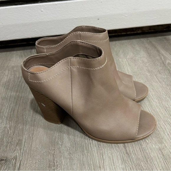 DV By Dolce Vita Peep Toe Tan Slip On Heels Ankle Boots Women’s Size 8 - Picture 3 of 8